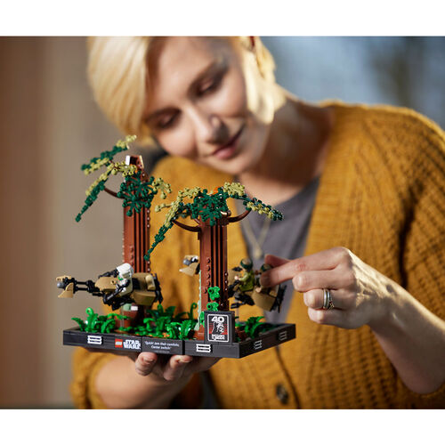 LEGO STAR WARS - DIORAMA: DUELO DE SPEEDERS EN ENDOR