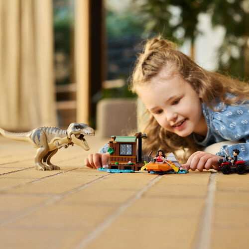 LEGO JURASSIC WORLD – HUIDA POR EL RÍO Y T. REX A LA CAZA